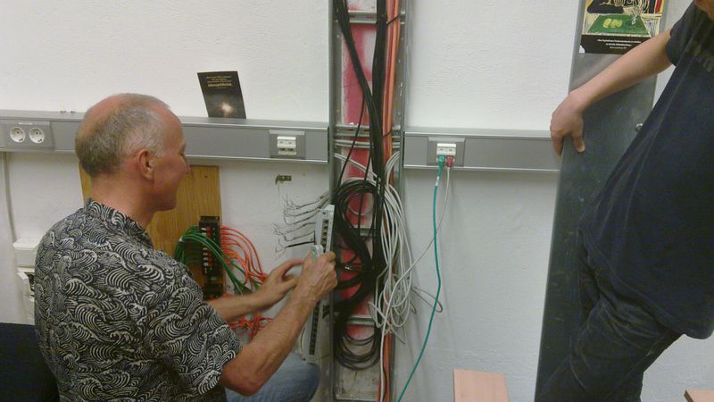 Datei:Reperatur Patchfeld Vereinsraum.jpg