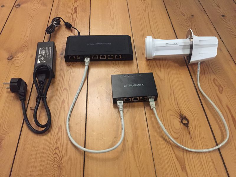 Datei:Ubiquiti PowerBeam EdgeRouterX.jpg