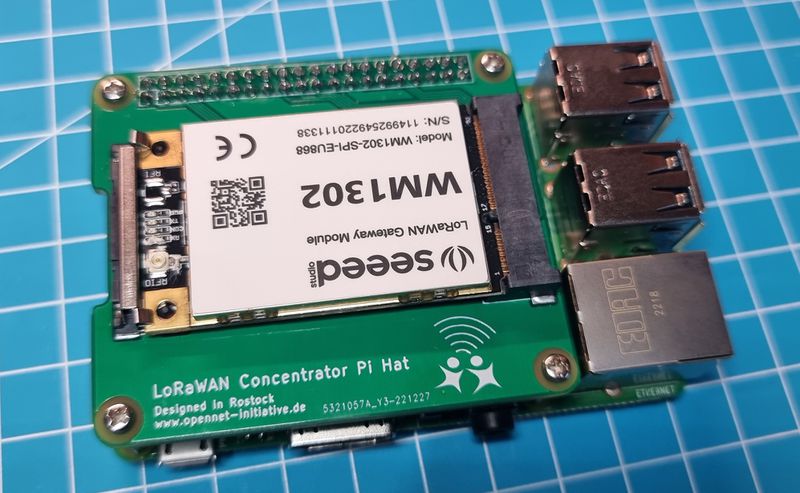 Datei:LoRaWAN Pi Hat auf Pi.jpg
