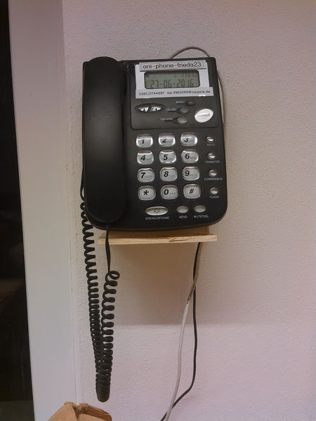 Datei:Voip-telefon-an-wand.jpg